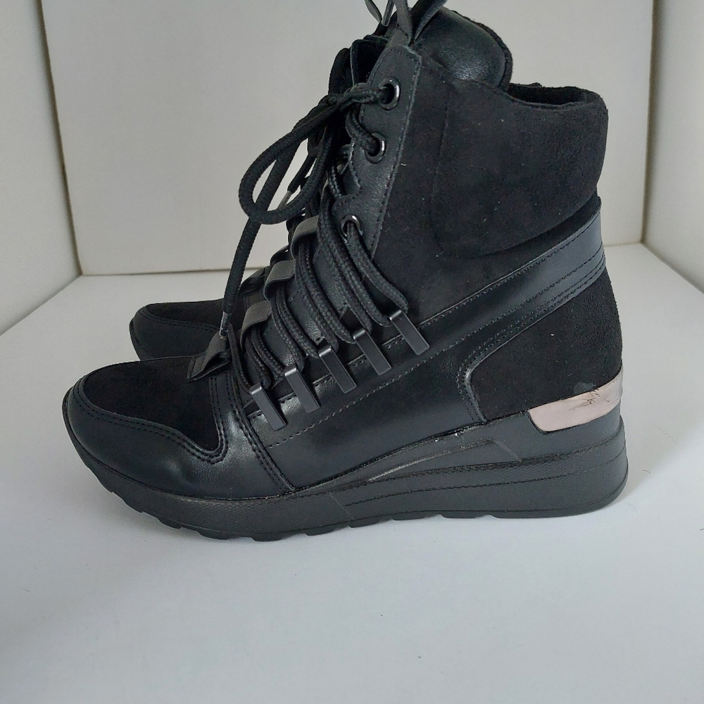 Boots - Picture 3 of 5